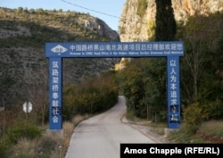 Një hyrje në një kamp ndërtimi nga kompania kineze, pranë njërës prej urave të autostradës.