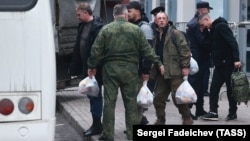 Rușii mobilizați urcă într-un autobuz în fața unei secții de mobilizare din Teatrul Roman Viktiuk din Moscova, la sfârșitul lunii septembrie.