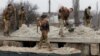 Militari ucraineni construiesc un buncăr în timpul bombardamentelor intense de la Bahmut, 26 decembrie 2022.