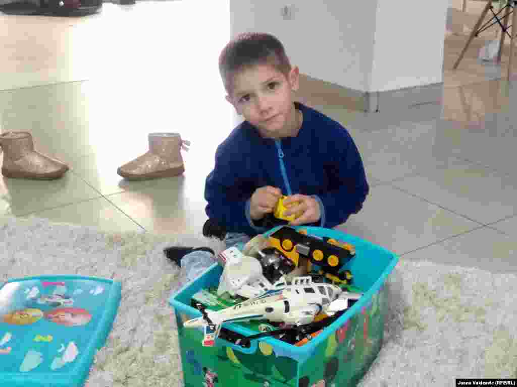 Vasilije bi volio da bude građevinar, pa želi da dobije lego kocke kako bi gradio lego-zgrade. Na pitanje što bi poželio za novu godinu kaže: "Sve novo!".