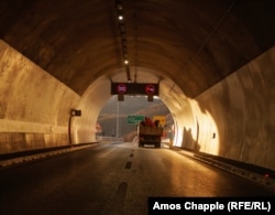 Një kamion kalon nëpër një nga tunelet në autostradën e re.