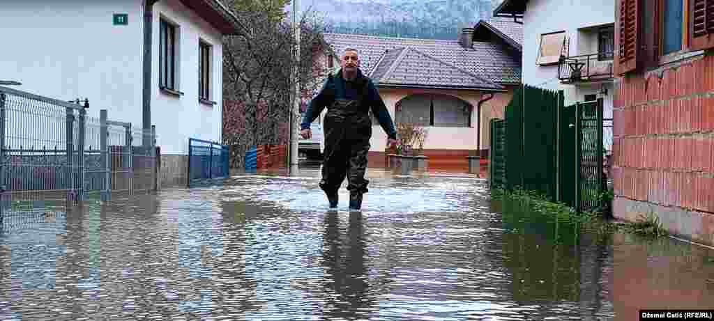 "Šteta je ogromna. Cijelu noć dežuram. Imao sam samo kratke čizme, nisam mogao izaći. Godinama stičeš i sve izgubiš za noć", kaže Sead Handžić iz Kulen Vakufa. 