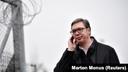 Predsednik Srbije Aleksandar Vučić na mađarsko-srpskom graničnom prelazu kod Kelebije pored žičane ograde, 15. decembar 2022. 