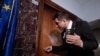 Deputatul AUR, George Simion, bate la ușile nemulțumiților de la alte partide în speranța obținerii unui număr de aleși care l-ar face mult mai vizibil în Parlament. 