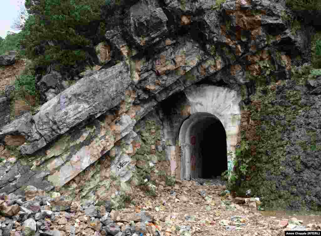 Izlazni tunel podzemnog privezišta kod sela Rose. Mnoge jurišne podmornice Jugoslovenske ratne mornarice bile su rashodovane, ali jedna je spašena i sada je izložena na drugoj strani zaliva vezova, gdje se nekada skrivala.