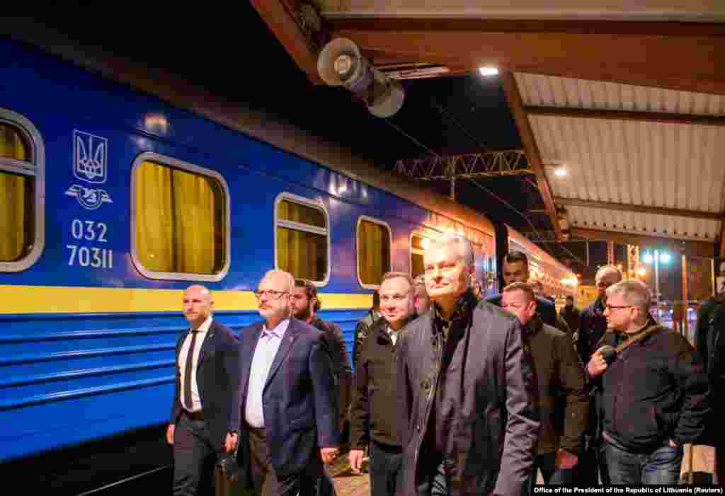 Posljednji putnici ukrcali su se na voz u Žešuvu, Poljska, 13. april: predsjednik Latvije Egils Levits (drugi slijeva), poljski predsjednik Andržej Duda (u sredini) i predsjednik Litvanije Gitanas Nauseda (desno).