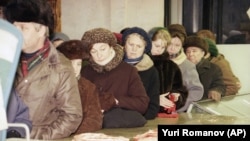 Moscoviții așteaptă să cumpere carne la Moscova în 1991. Oare astfel de cozi din epoca comunistă vor deveni din nou obișnuite în Rusia?