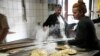 Za vrijeme ramazana pekara proizvede i proda oko 3.000 komada dnevno. Recept za sarajevski somun došao je tokom vladavine Osmanlija na ovim prostorima. Danas je dio tradicije bosanske kuhinje i služi se u sarajevskim aščinicama i ćevabdžinicama.