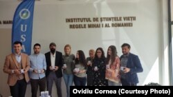 Dan Vodnar și o parte din colegii săi, cadre universitare, sau doctoranzi, cu care a dezvoltat un produs propriu dedicat protejării florei intestinale.