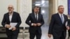 Promisiunile Coaliției nu s-au transpus, momentan, în Ordonanțe de Urgență sau legi. Unele măsuri nu au fost negociate cu partenerii din Comisia Europeană, deși se vorbește despre fonduri europene. Imagine cu Kelemen Hunor (UDMR), Marcel Ciolacu (PSD) și Nicolae Ciucă (PNL).