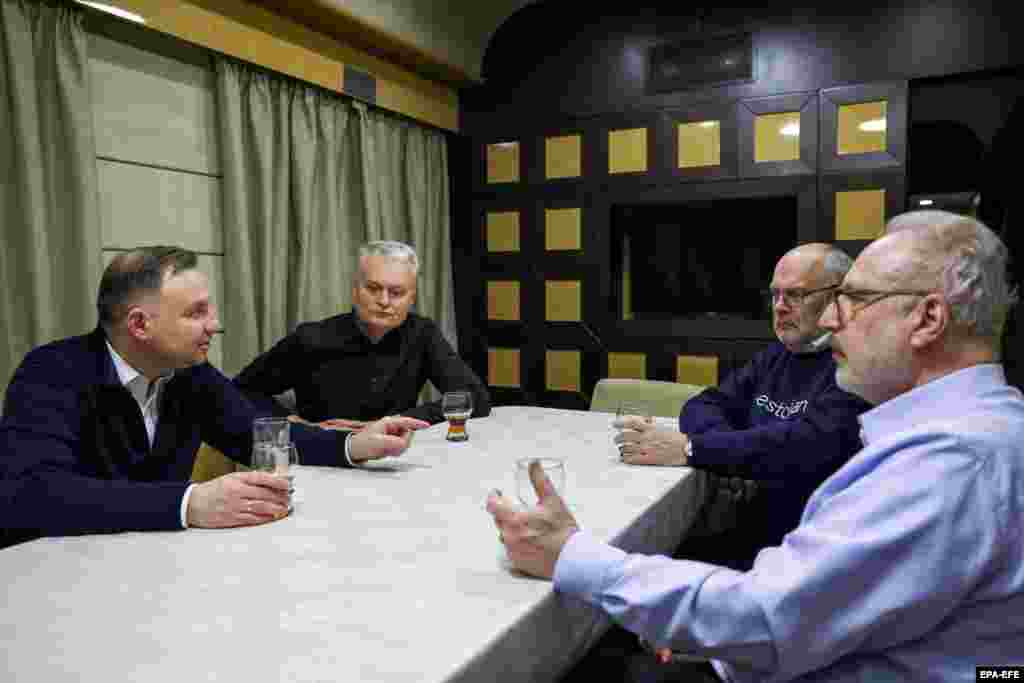 Fotografija iz press-ureda poljskog predsjednika, prikazuje njega i estonskog kolegu Alara Karisa (drugi zdesna) na putu da se sastanu s ukrajinskim predsjednikom Volodimirom Zelenskim.