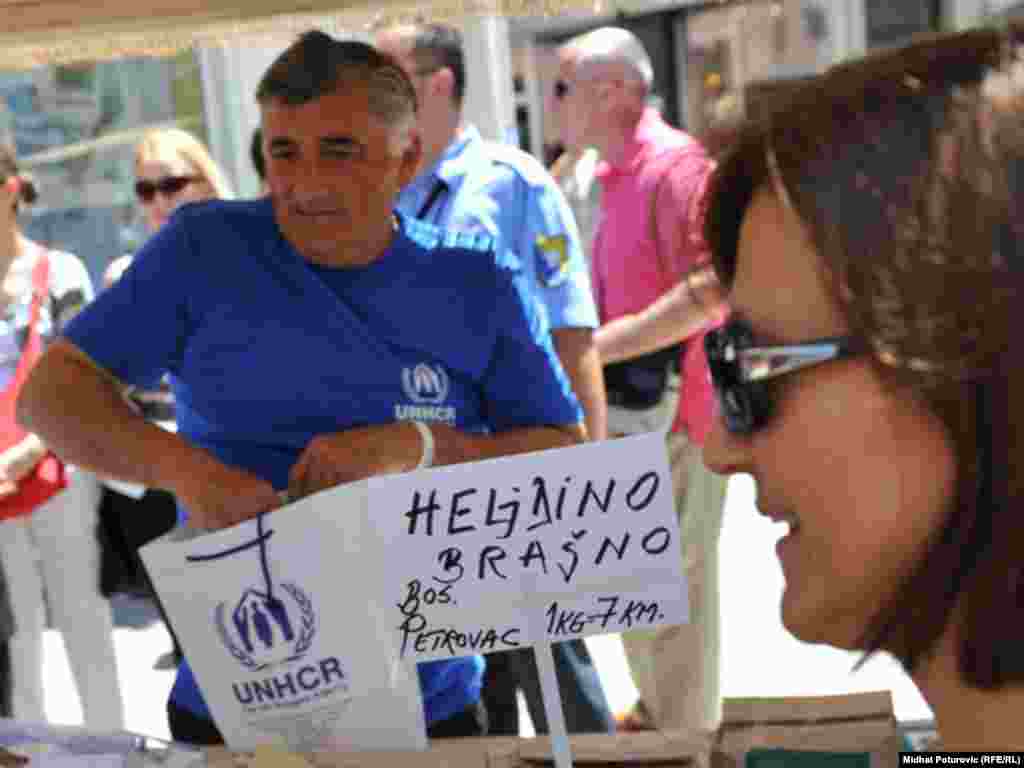 Svjetski dan izbjeglica, koji je ustanovljen decembra 2000. godine odlukom Generalne skupštine Ujedinjenih nacija, obilježava se 20.juna. U Sarajevu je tim povodom UNHCR, organizirao humanitarni bazar ispred sarajevske Katedrale, 20.06.2011. Foto: RSE / Midhat Poturović