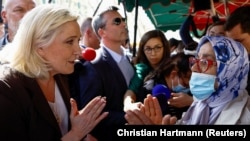 Marine Le Pen, kandidatkinja francuske krajnje desničarske stranke na predsjedničkim izborima 2022., na tržnici dok vodi kampanju u Pertuisu, blizu Marseillea na jugu Francuske, 15. aprila 2022. 