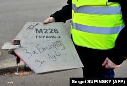 O fotografie cu o bucată dintr-o dronă iraniană, folosită în războiul din Ucraina, 17 octombrie 2022.
