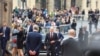 Cancelarul Germaniei, Olaf Scholz, în fața Castelului din Praga, Cehia, unde are loc summitul comunității politice europene, 6 octombrie 2022.
