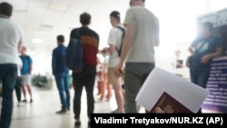 Rusi čekaju da se registruju u javnom servisnom centru u Almatiju u septembru 2022. nakon što su pobjegli iz svoje zemlje.