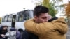 Un tânăr rus își ia rămas bun de la familie după ce a fost chemat sub arme, Moscova, 28 septembrie.