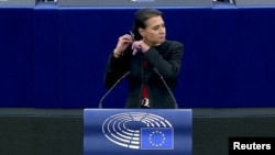 Švedska zastupnica u Evropskom parlamentu Abir Al-Sahlani odrezala je kosu tokom govora u Evropskom parlamentu u znak solidarnosti s protuvladinim demonstracijama u Iranu, koje je pokrenula smrt 22-godišnje Mahse Amini.
