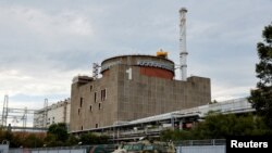 Blindate rusești în fața centralei nucleare ucrainene de la Zaporojie, în cursul misiunii internaționale de inspecție a AIEA, Energodar, Ucraina, 1 septembrie 2022.