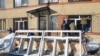 Ремонт окон, разбитых взрывной волной от падения метеорита, в больнице номер девять Челябинска, февраль 2013