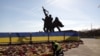 Ukrán zászlók és virágok a szovjet felszabadítók emlékműve előtt Rigában 2022. május 10-én
