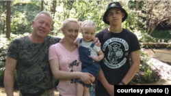 Oleh Konchakovski (stânga), sotia sa, Tetyana și băiatul lor, Mykyta Bobrov (dreapta) au murit în mașina atacată de ruși, lângă Kiev, la finalul lunii februarie. 