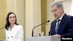Sanna Marin finn miniszterelnök és Sauli Niinistö finn elnök attend a joint news conference on Finland's security policy decisions at the Presidential Palace in Helsinki, Finland, May 15, 2022. 