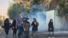 Osiguranje ispaljuje suzavac kako bi rastjerali demonstrante ispred Univerziteta u Teheranu, 1. oktobar