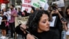 Žena u znak protesta protiv iranskog režima reže svoju kosu, New York, SAD, 27. septembar 2022.