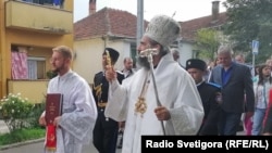 Episkop Metodije u šetnji ulicama Danilovgrada, u pratnji dvojice predstavnika 'Saveza kozaka', 2022. godine