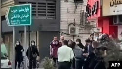 Protestele din Iran au început la mijlocul lunii septembrie. Femei din întreaga lume și-au tăiat părul în semn de solidaritate cu femeile din Iran, pedepsite violent dacă li se vede părul. 