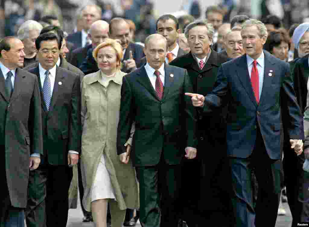 2005 жылғы 9 мамырда Мәскеудегі "Жеңіс парадына" қатысқан Италия премьер-министрі Сильвио Берлускони, Қытай басшысы Ху Цзиньтао, Ресей президенті Владимир Путин мен оның әйелі Людмила, Еуропа Одағының президенті Жан-Клод Юнкер және АҚШ Президенті Джордж Буш Кремльде бірге адымдап келеді.