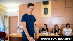 Első szavazó fiatal Kozármislenyben 2019. május 26-án