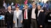 Șase partide de opoziție din Ungaria au propus un candidat unic pentru a-l înlocui pe Viktor Orbán în urma alegerilor din 3 aprilie. Márki-Zay Péter (centru) nu face parte din niciun partid iar unitatea opoziției este deja pusă sub semnul întrebării.