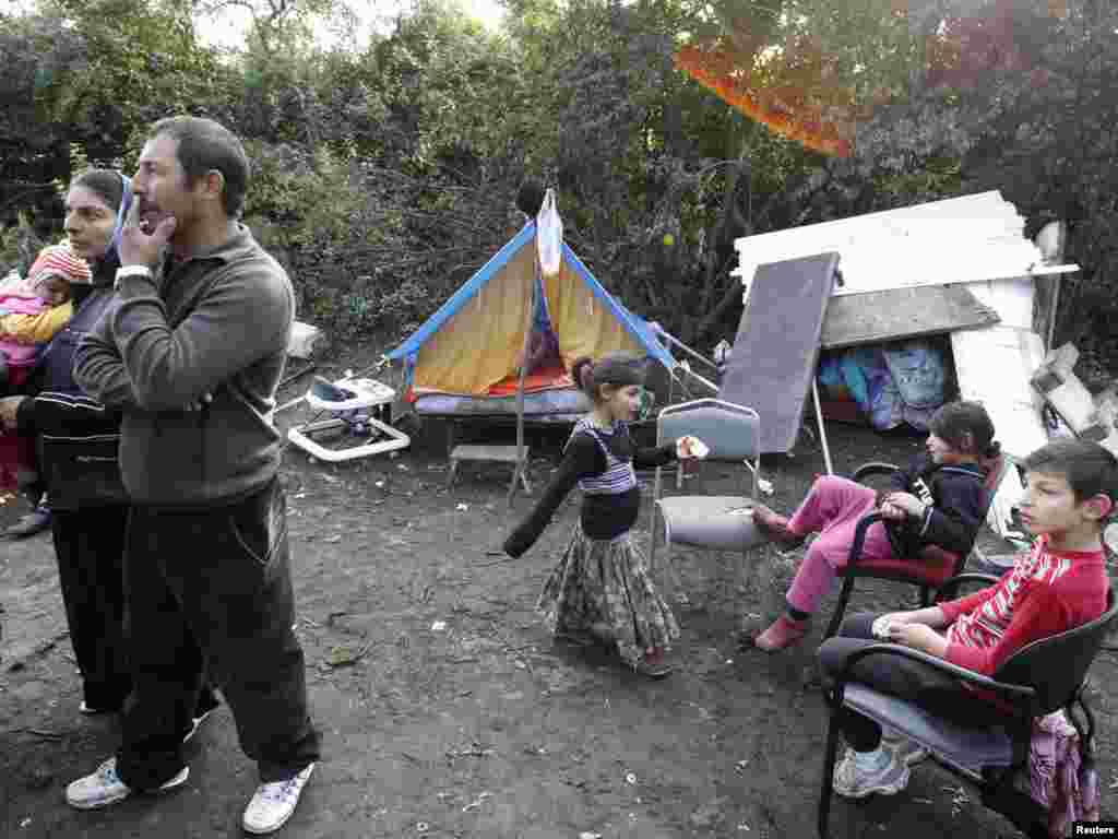 Francuska je 19.08.2010. počela sa proterivanjem stotine Roma u Rumuniju i Bugarsku, ističući da su se ilegalno nastanili. Kritičari, pak, ističu da je ovaj potez vlasti u Parizu sračunat na skretanje pažnje javnosti zbog pada popularnosti Nikolasa Sarkozija (Nicolas Sarkozy), kao i ekonomskih i socijalnih problema . Foto: REUTERS / Pascal Rossignol