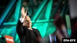 Premierul Viktor Orbán și-a asigurat duminică un nou mandat de premier, iar alianța Fidesz (partid pe care îl conduce) / KDNP a obținut peste două treimi din locurile din Parlamentul maghiar. 