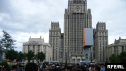 Москвадаги ўзбеклар бир неча кундан бери идорама идора юриб¸ қирғинни тўхтатишни сўрамоқдалар.
