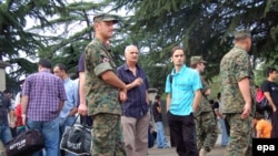В Тбилиси продолжается сбор резервистов, мирные жители опасаются ударов российской авиации