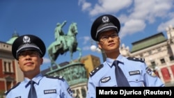 Ofițeri de poliție chinezii Piața Republicii patrulând alături de poliție sârbi în Belgrad, Serbia, 20 septembrie 2019