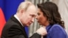 Președintele Rusiei, Vladimir Putin (stânga), decorând-o cu Ordinul de Onoare pe Margarita Simonian, redactor-șef la RT și Rossiia Segodnia, în timpul unei ceremonii la Kremlin, Moscova, 20 decembrie 2022