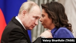 Președintele Rusiei, Vladimir Putin (stânga), decorând-o cu Ordinul de Onoare pe Margarita Simonian, redactor-șef la RT și Rossiia Segodnia, în timpul unei ceremonii la Kremlin, Moscova, 20 decembrie 2022