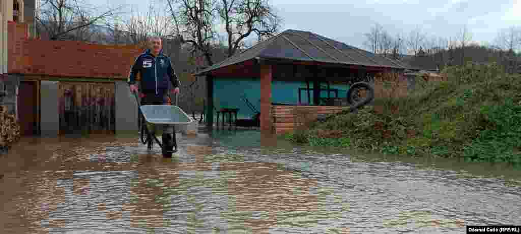 Voda u Kulen Vakufu je poplavila i pomoćne objekte. 