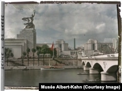 Statuia Muncitorului și a Colhoznicei din oțel inoxidabil deasupra Senei, la Paris. Monumentul a fost piesa centrală a pavilionului URSS de la Expoziția Universală organizată la Paris în 1937.