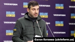 Comisarul ucrainean pentru drepturile omului, Dmitro Lubineț, afirmă că înregistrarea video arată doi soldați ucraineni dezarmați, cu mâinile ridicate care, în mod clar, nu reprezentau nicio amenințare
