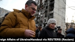 Annalena Baerbock și ministrul ucrainean de externe, Dmitro Kuleba, vizitează o zonă rezidențială afectată de atacurile armatei ruse, Harkov, Ucraina, 10 ianuarie 2023