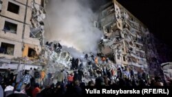 Спасатели разбирают завалы жилого дома в Днепре, после нанесенного Россией ракетного удара по украинскому городу, 14 января. Автор: Юлия Рацибарская, украинская редакция «Азаттыка».