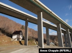 Një shtëpi nën një pjesë të ngritur të autostradës së re malazeze, afër Mateshevës.