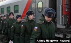 Ruski vojni obveznici pozvani na vojnu službu odlaze u garnizone na željezničkoj stanici u Omsku u Rusiji u novembru 2022.