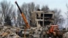 Останките от сградата, под чиито руини спасителните екипи търсят телата на загинали