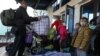 Civilët e evakuuar nga rajoni Herson i Ukrainës shihen në një stacion hekurudhor lokal. Krime, 2 nëntor 2022 .